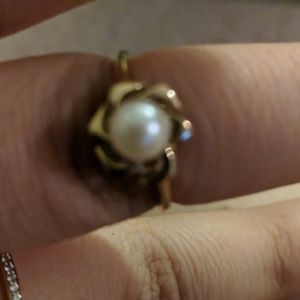 Gold pearl flower ring